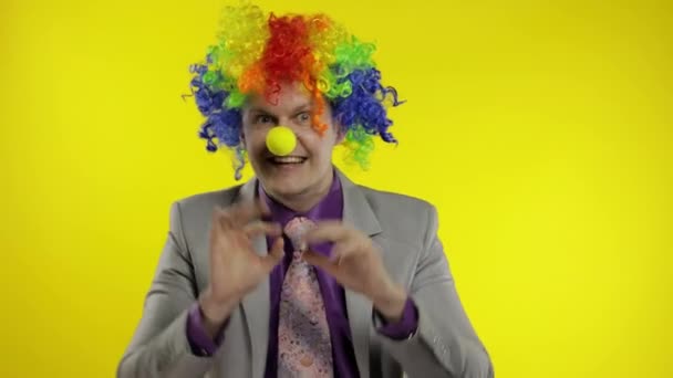 Клоун предприниматель босс в парике показывает трюки с деньгами банкноты
 - Кадры, видео