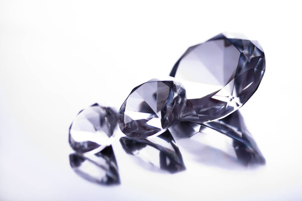 Skalierte Diamanten auf grauem Hintergrund - Foto, Bild
