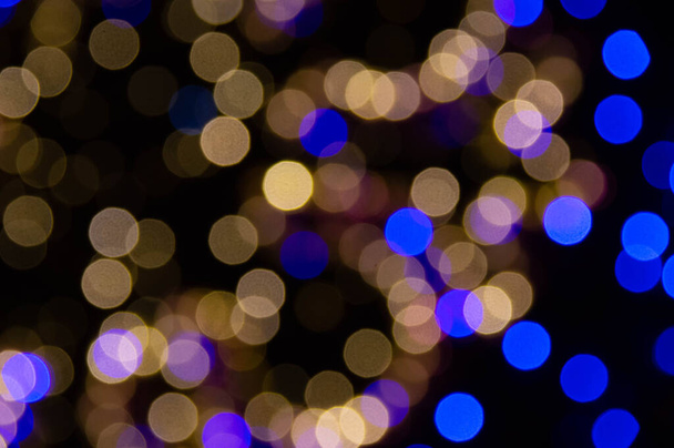 抽象的な夜の光ボケの背景に焦点を当てた。クリスマスの背景. - 写真・画像