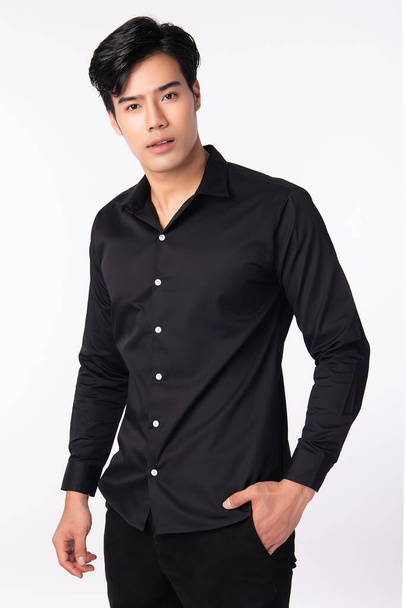 Bonito homem vestindo uma camisa preta no fundo branco
, - Foto, Imagem