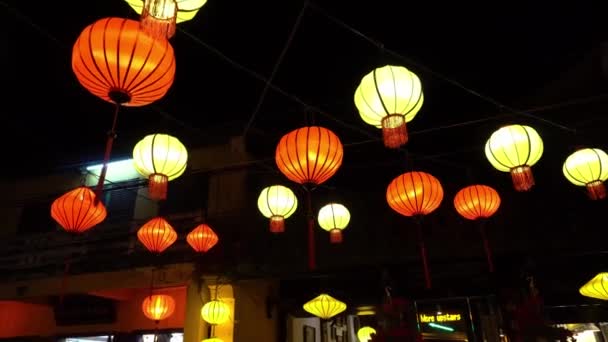 Avondstraat versierd met gloeiende lantaarns. Hoian Vietnam - Video