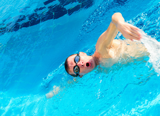 dynamic swimmer, swimming in swimming pool - Foto, Imagem