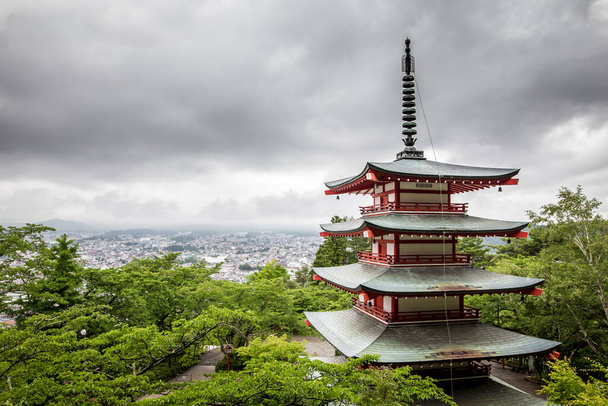 Die Chureito-Pagode ist möglicherweise eine der meistfotografierten Pagoden Japans - Foto, Bild