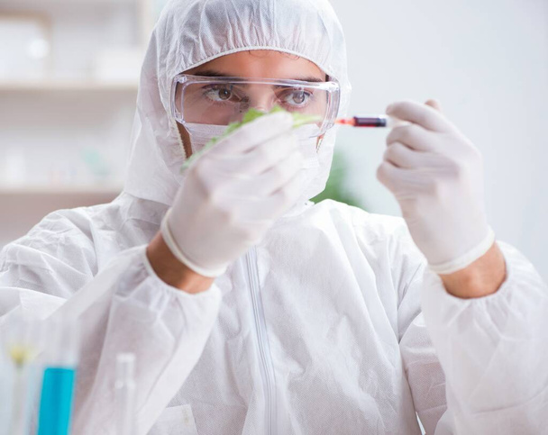 Biotecnología científico químico trabajando en laboratorio - Foto, imagen