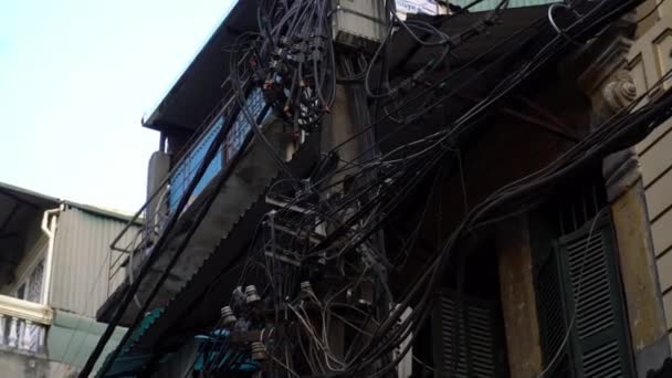 Linie energetyczne kable elektryczne na ulicach Hanoi, Wietnam. - Materiał filmowy, wideo