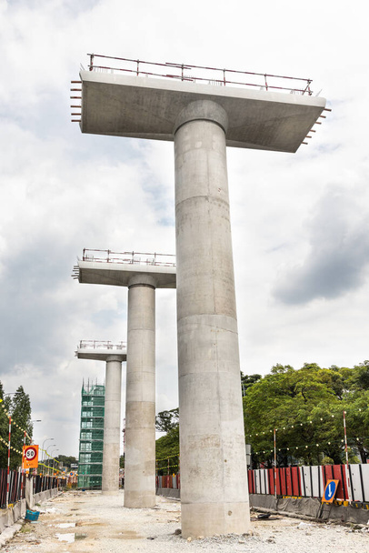 Construction d'une infrastructure de colonne de transport en commun ferroviaire en cours pour améliorer le réseau de transport
 - Photo, image
