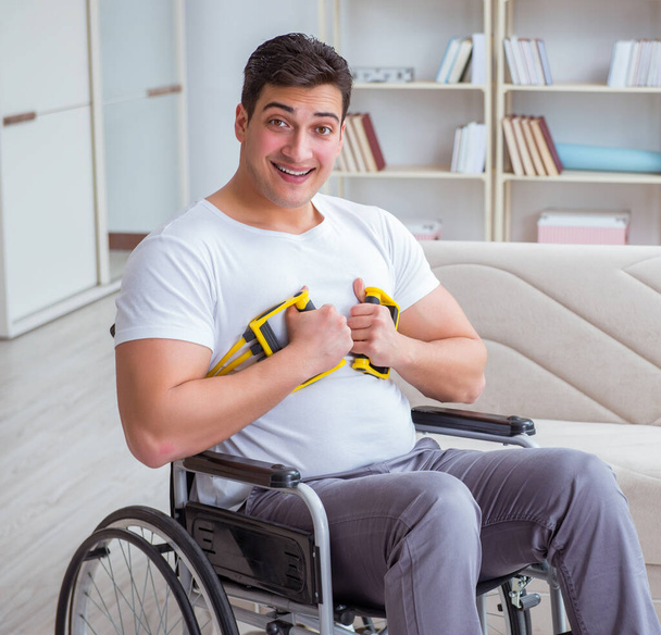 homme handicapé se rétablissant d'une blessure à la maison - Photo, image