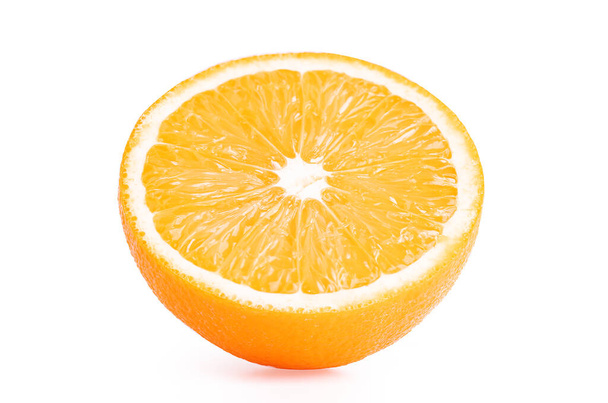Πορτοκαλί φέτες που απομονώνονται σε λευκό φόντο. καρποί - Φωτογραφία, εικόνα