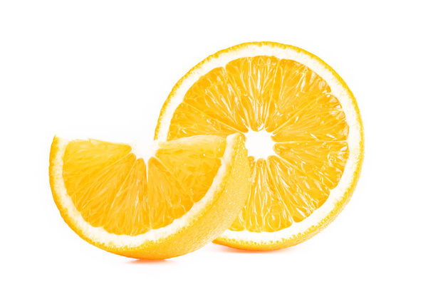 Narancs. Narancs szeletek elszigetelt fehér háttérrel. gyümölcsök - Fotó, kép