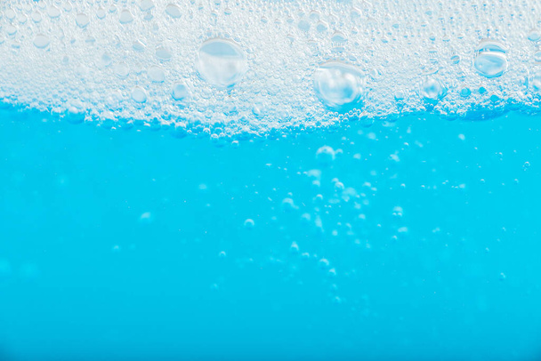 Vodní stříkance a vzduchové bubliny izolované nad bílým pozadím.Povrch vody - Fotografie, Obrázek