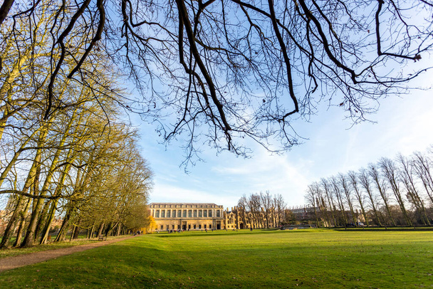 De Universiteit van Cambridge is een universiteit in Cambridge, Verenigd Koninkrijk. Cambridge werd in 1209 opgericht en kreeg in 1231 een koninklijk oorkonde van koning Hendrik III, en is de op één na oudste universiteit in de Engelstalige wereld. - Foto, afbeelding