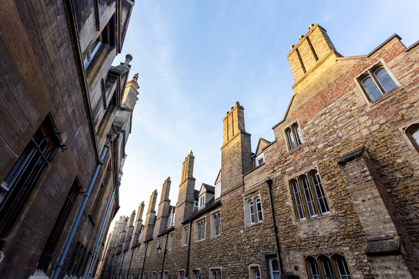 University of Cambridge jest uczelnią badawczą w Cambridge w Wielkiej Brytanii. Założona w 1209 roku i nadana przez króla Henryka III w 1231 roku, Cambridge jest drugim najstarszym uniwersytetem w świecie anglojęzycznym. - Zdjęcie, obraz