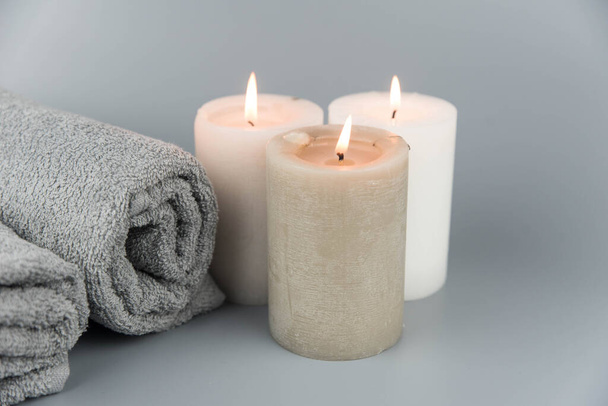 Towel with aromatic candles. Aromatherapy and beauty. Concept set of harmony, massage, balance and meditation, spa, relax, beauty spa treatment. - Фото, зображення