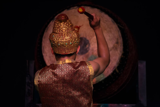 Traditioneller kultureller Tanz der kambodschanischen Kunst, der die Geschichte von Apsara und anderen erzählt - Foto, Bild
