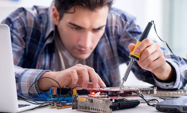 The professional repairman repairing computer in workshop - Foto, Imagem