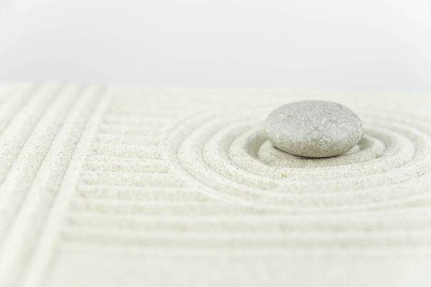 Jardin zen. Pyramides de pierres blanches et grises zen sur le sable blanc avec des dessins abstraits des vagues. Concept d'harmonie, équilibre et méditation, spa, massage, détente. - Photo, image