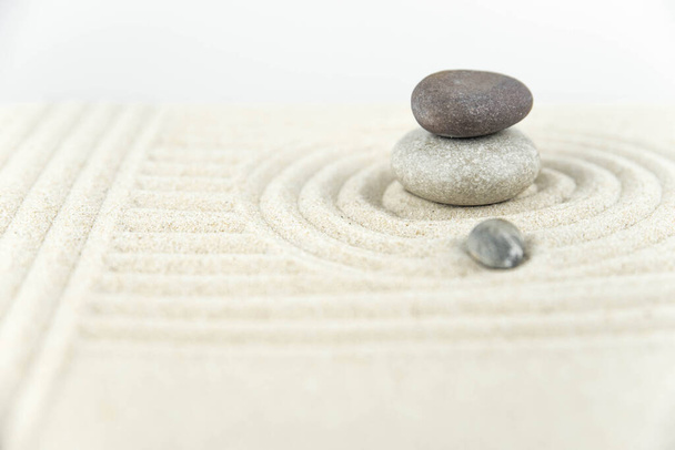 Zen puutarha. Pyramidit valkoinen ja harmaa zen kiviä valkoisella hiekalla abstrakti aalto piirustuksia. Käsite harmonia, tasapaino ja meditaatio, kylpylä, hieronta, rentoutua. - Valokuva, kuva