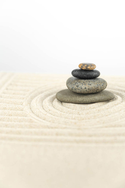 Jardín Zen. Pirámides de piedras zen blancas y grises sobre la arena blanca con dibujos de ondas abstractas. Concepto de armonía, equilibrio y meditación, spa, masaje, relax
. - Foto, Imagen