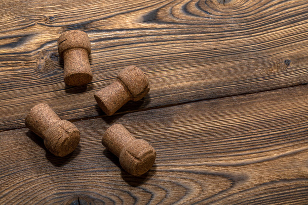 bouchons de vin mousseux sur une vieille table en bois
 - Photo, image