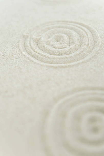 Absztrakt zen rajz fehér homokra. Fogalom harmónia, egyensúly és meditáció, spa, masszázs, pihenés. Zen kert. - Fotó, kép