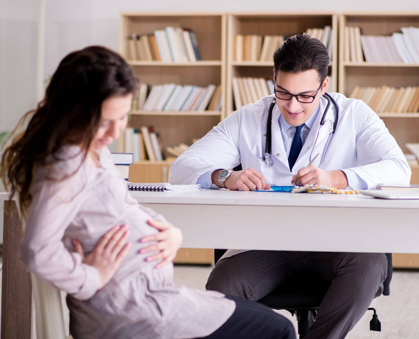 Mujer embarazada que visita al médico para consulta - Foto, imagen