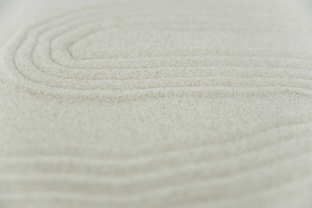 Αφηρημένη Zen σχέδιο σε λευκή άμμο. Έννοια της αρμονίας, της ισορροπίας και του διαλογισμού, spa, μασάζ, να χαλαρώσετε. Κήπος Zen. - Φωτογραφία, εικόνα