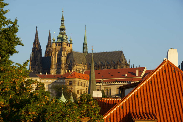Edifícios e arquitetura de Praga são impressionantes - fachadas pintadas, esculturas intrincadas, o Castelo de Praga e as igrejas. - Foto, Imagem