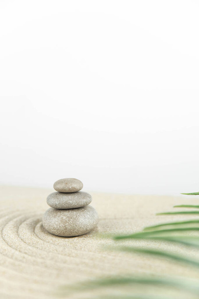 Zenová zahrada. Pyramidy z bílých a šedých zenových kamenů na bílém písku s abstraktními vlnovými kresbami. Koncept harmonie, rovnováhy a meditace, lázně, masáže, relax. - Fotografie, Obrázek