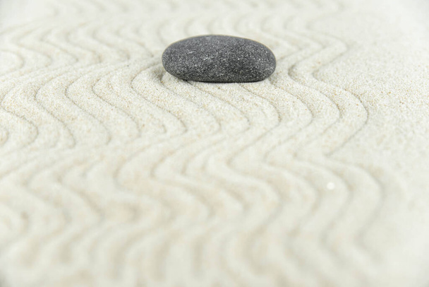 Jardim zen. Pirâmides de pedras zen brancas e cinzentas na areia branca com desenhos de ondas abstratas. Conceito de harmonia, equilíbrio e meditação, spa, massagem, relaxar
. - Foto, Imagem