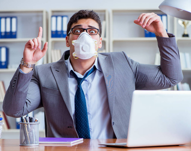 Uomo d'affari sudorazione eccessivamente puzzolente in ufficio al lavorop - Foto, immagini
