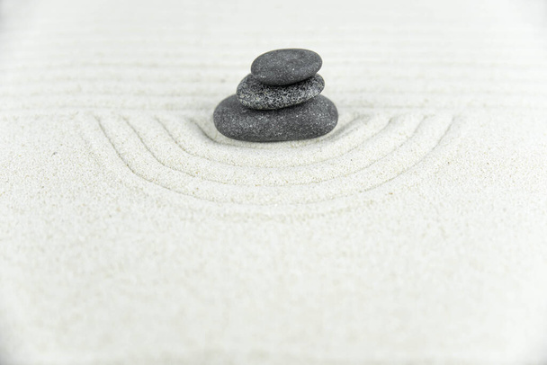 Giardino zen. Piramidi di pietre zen bianche e grigie sulla sabbia bianca con disegni astratti a onde. Concetto di armonia, equilibrio e meditazione, spa, massaggi, relax. - Foto, immagini