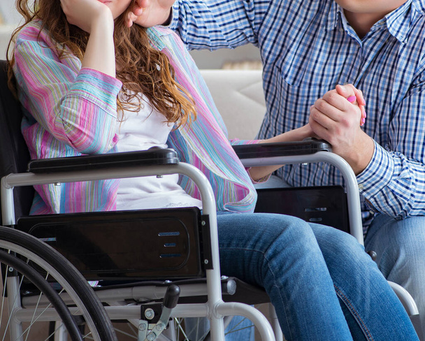 zoufalá osoba se zdravotním postižením na invalidním vozíku - Fotografie, Obrázek