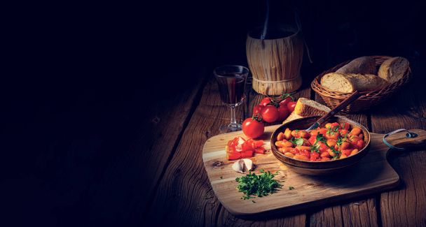 Frijoles gigantes rústicos con salsa de tomate fresca
 - Foto, Imagen