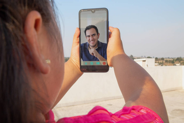 óvodás lány csinál video hívás férfi, okostelefon kívül - Fotó, kép