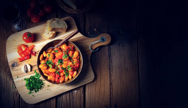 Rustic giant beans with fresh tomato sauce - Foto, imagen