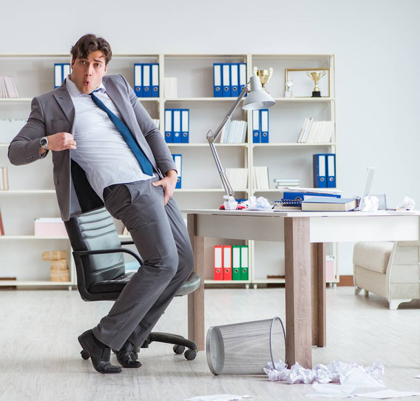 Uomo d'affari si diverte a prendersi una pausa in ufficio al lavoro - Foto, immagini
