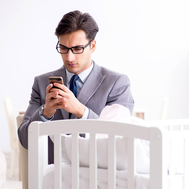 Fiatal üzletember próbál dolgozni otthonról gondoskodó után újszülött - Fotó, kép