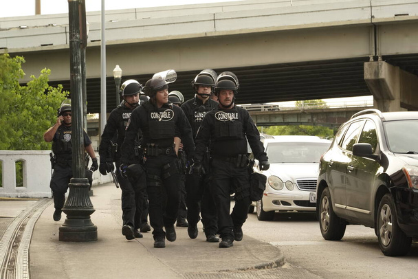 29 Μαΐου 2020 - Χιούστον, Τέξας, ΗΠΑ: Η αστυνομία και οι θεατές συγκρούονται στο κέντρο του Χιούστον, TX ως ταραχοποιοί διαμαρτύρονται για τον ξυλοδαρμό και τη δολοφονία του George Floyd από την αστυνομία Minneapolis νωρίτερα αυτή την εβδομάδα. - Φωτογραφία, εικόνα