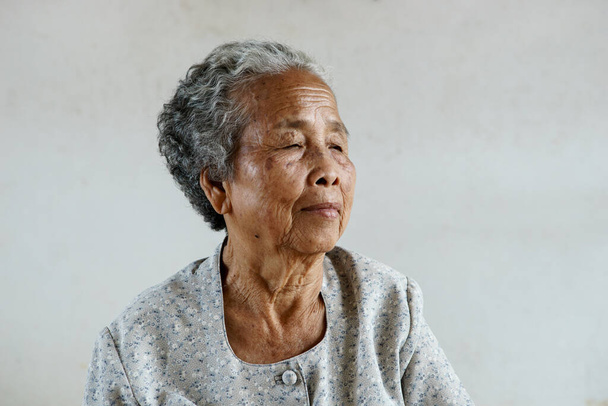 Lächeln glücklicher asiatischer Senioren auf weißem Hintergrund - Foto, Bild
