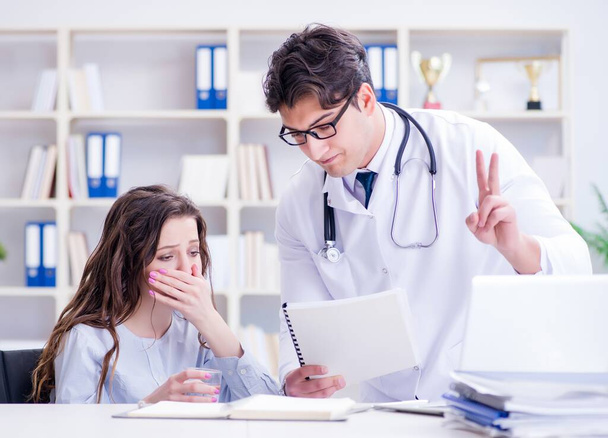 Dokters delen ontmoedigende laboratoriumtestresultaten met patiënten - Foto, afbeelding