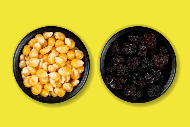 Schalen mit kulinarischen Zutaten Pass Traube,, Popcorn auf farbigem Hintergrund - Foto, Bild