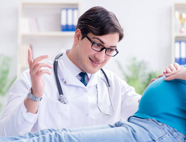 Dokter examencommissie zwangere vrouwelijke patiënt in het ziekenhuis - Foto, afbeelding