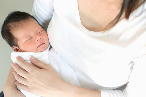 Besos y abrazos de madre y bebé, Salud y nuevo concepto familiar
 - Foto, Imagen