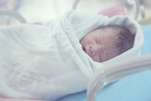 Bebé en el hospital, Salud y Nuevo concepto familiar
 - Foto, Imagen