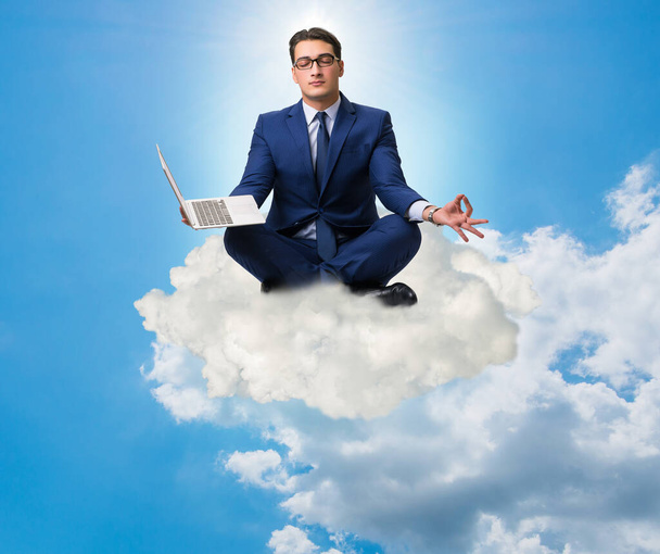Επιχειρηματίας που εργάζεται για το laptop στον ουρανό - Φωτογραφία, εικόνα