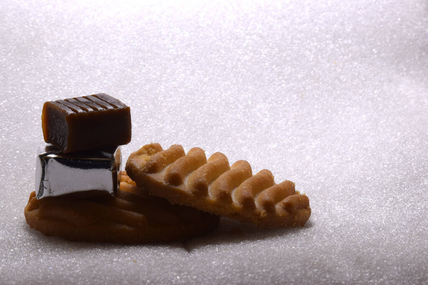 lähikuva eväste ja suklaapatukka eristetty valkoisella taustalla - Valokuva, kuva