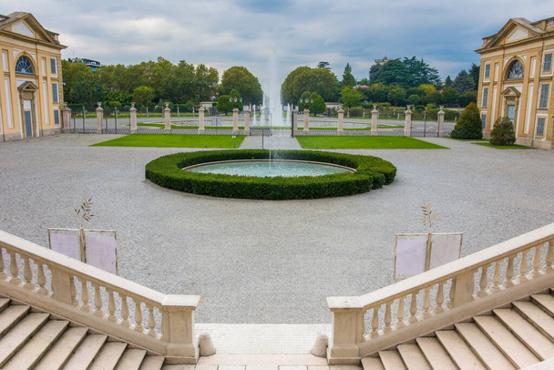 Monza Park (Parco di Monza), İtalya 'nın kuzeyindeki Monza şehrinde büyük bir duvar parkı. Avrupa 'nın dördüncü büyük parkı. Napolyon 'un üvey oğlu Eugene de Beauharnais tarafından, Fransa' nın kuzey İtalya işgali sırasında yaptırıldı.. - Fotoğraf, Görsel