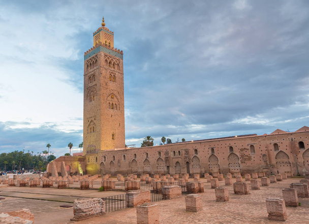 Mezquita Koutoubia o Mezquita Kutubiyya, la mezquita más grande de Marrakech, Marruecos. Adornado con ventanas curvas, una banda de incrustaciones de cerámica, merlones puntiagudos y arcos decorativos. Completado bajo el reinado del califa bereber almohade Yaqub al-Mansu
 - Foto, imagen
