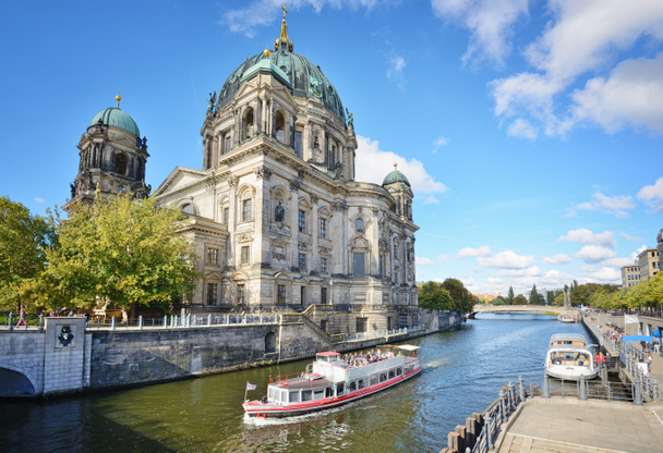 Kathedraal van Berlijn (Berliner Dom) Berlijn, Duitsland, Europa. Achteraanzicht van de kathedraal aan de oever van de Spree rivier met passagiersboot. - Foto, afbeelding
