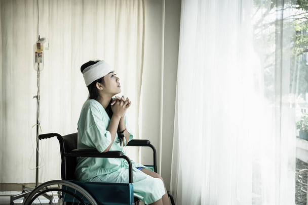 A tolószéken ülő nőbetegek fájdalma a kórházi kezelés után jelentkezik.. - Fotó, kép